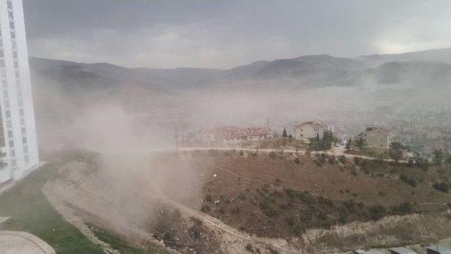 Tokat’ta Fırtınaya Dayanamayan Asırlık Çınar Ağacı Devrildi