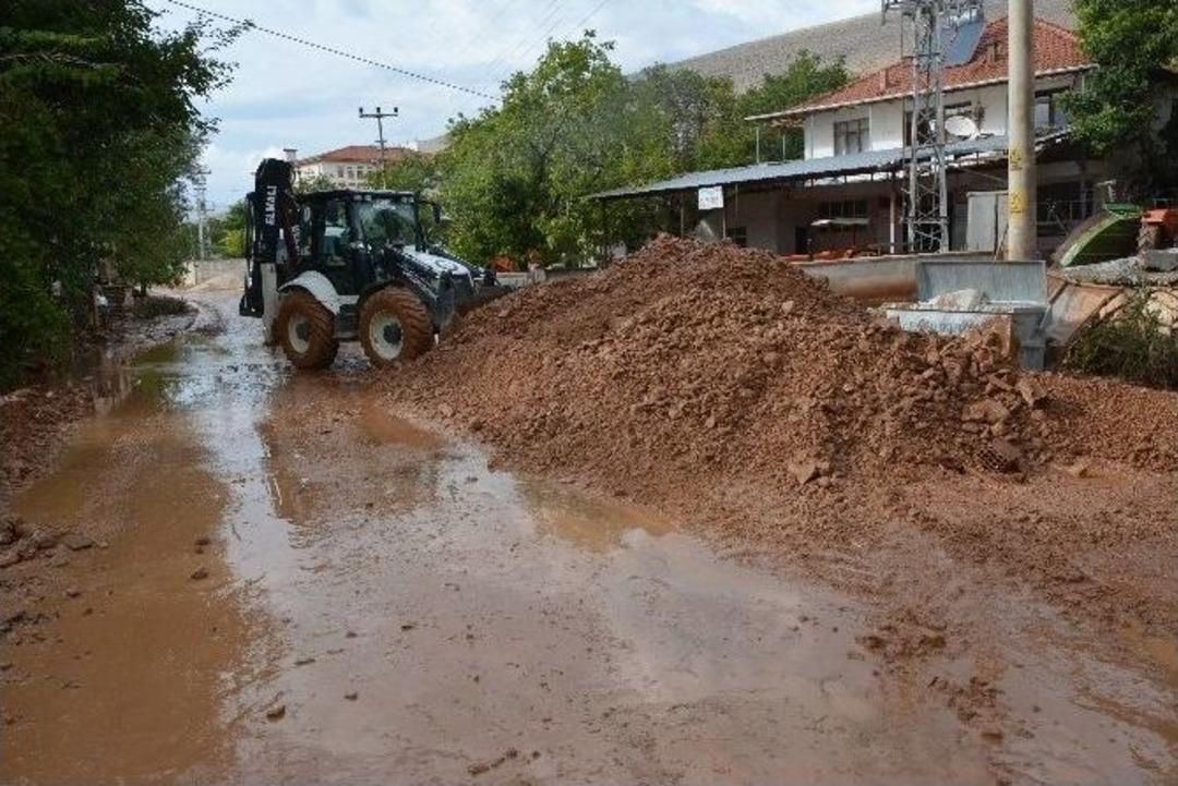 Elmalı&rsquo;da Sağanak Yağış Sele Neden Oldu