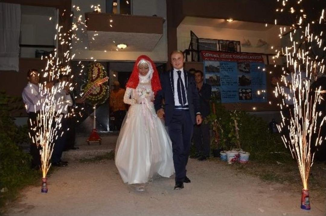 (&ouml;zel Haber) &ldquo;hello&rdquo; İle Başlayan Aşk Kıtalar Arası Evliliğe D&ouml;n&uuml;şt&uuml;