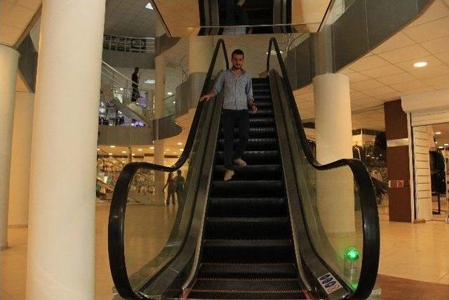 Hakkari İlk Defa Y&uuml;r&uuml;yen Merdiven Ve Bowling Salonuyla Tanıştı 1