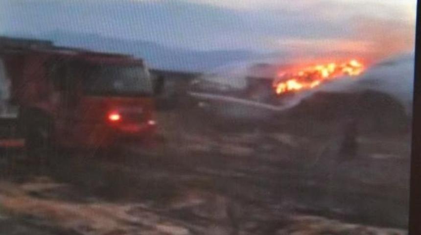 &Ccedil;iftlik Yangınında 20 Bin Balya Saman K&uuml;l Oldu