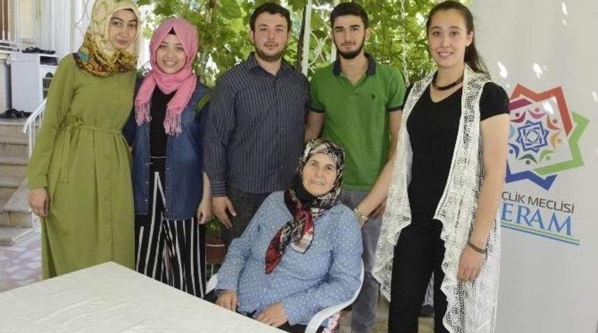 Gen&ccedil;lik Meclisi &Uuml;yeleri Yaşlıların Evini Temizledi