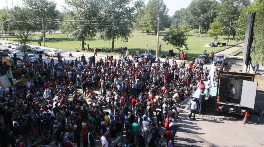 Edirne&rsquo;deki Suriyeli Sığınmacılara Başbakan Davutoğlu İle Yapılan G&ouml;r&uuml;şme İzlettirildi