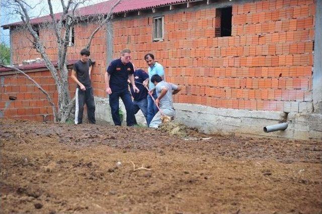 Gübre Yığınına Batan Köpeği İtfaiye Kurtardı