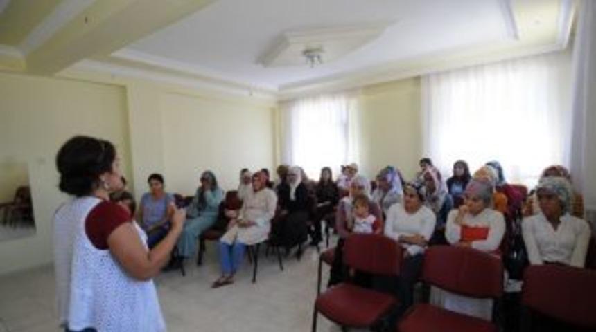 Gezici K&ouml;y Ekibi Kadınları Bilgilendiriyor