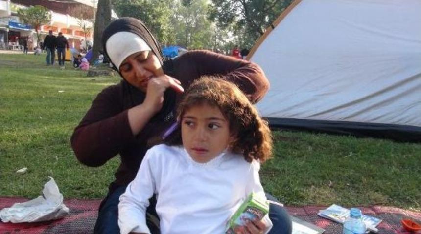 Suriyeli Sığınmacıların Er Meydanı'ndaki Bekleyişleri S&uuml;r&uuml;yor