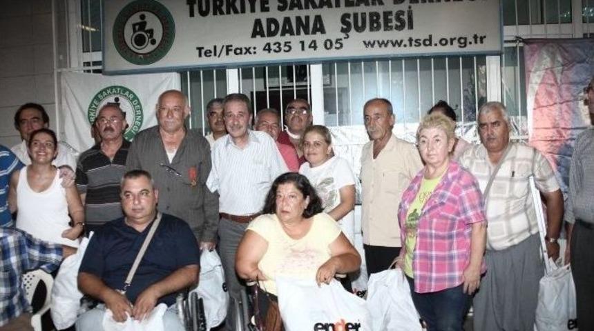 Engellilere Bayramlık Giysi Yardımı