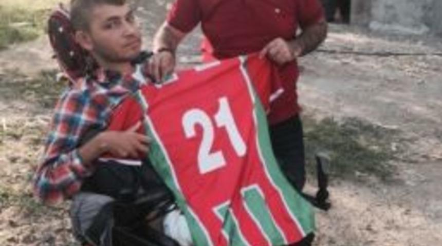 Kul&uuml;p Başkanı Engelli Gence Forma Hediye Etti