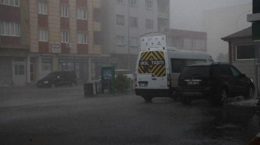 Adana&rsquo;da Fırtına Ve Yağmur Hayatı Fel&ccedil; Etti