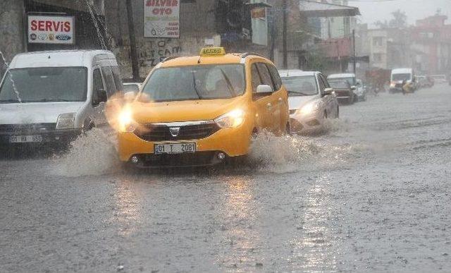 Adana’da Fırtına Ve Yağmur Hayatı Felç Etti