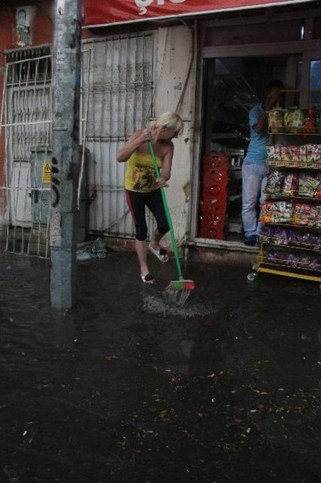 Adana’da Fırtına Ve Yağmur Hayatı Felç Etti