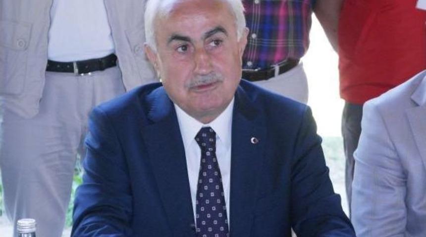 Suriyeli Sığınmacıların Er Meydanı'ndaki Bekleyişleri S&uuml;r&uuml;yor (2)