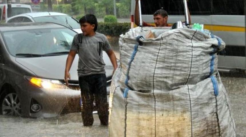 Adana'da Yağmur Yaşamı Fel&ccedil; Etti