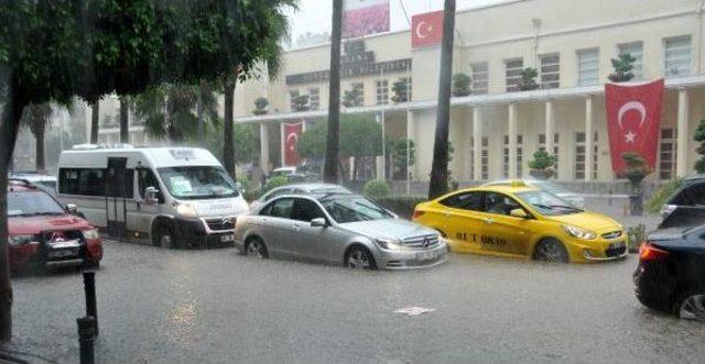 Adana'da Yağmur Yaşamı Felç Etti