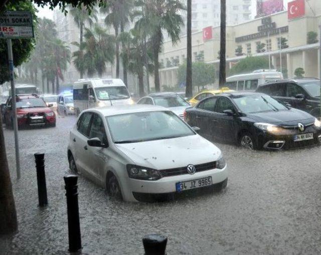 Adana'da Yağmur Yaşamı Felç Etti