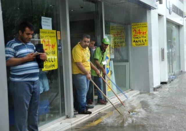 Adana'da Yağmur Yaşamı Felç Etti