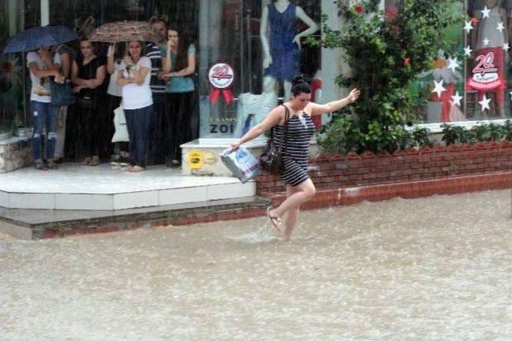 Adana’da Yağmur Hayatı Felç Etti G4