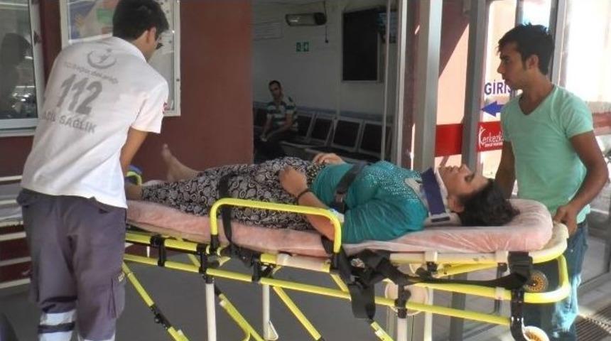 Kamyon İle Otomobilin &Ccedil;arpışma Anı G&uuml;venlik Kamerasında