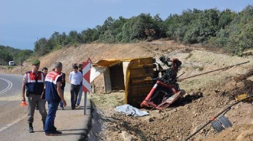 Yem Y&uuml;kl&uuml; Kamyon Devrildi: 1 &Ouml;l&uuml;