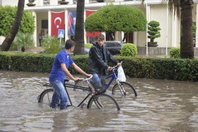 Adana'da Yağmur Yaşamı Felç Etti / Ek Fotoğraflar