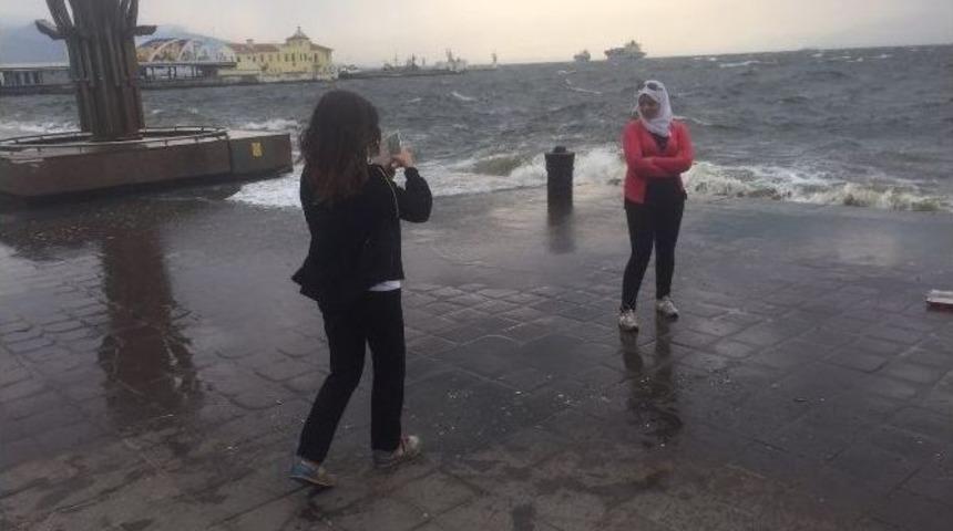 İzmir&rsquo;de Deniz Taştı