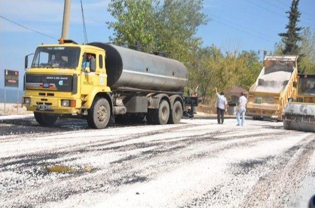 Bayram Öncesi Mezarlık Yolunda Asfaltlama Çalışması