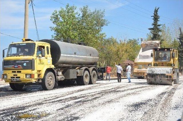 Bayram Öncesi Mezarlık Yolunda Asfaltlama Çalışması