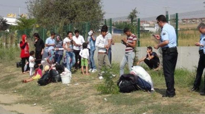 Taksilerle Edirne&rsquo;Ye Gitmek Isteyen 23 Suriyeli Yakalandı