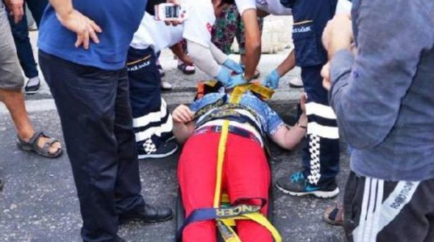 Tır, Servis Minib&uuml;s&uuml;yle &Ccedil;arpıştı: 11 Yaralı