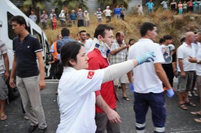 Tır, Servis Minibüsüyle Çarpıştı: 11 Yaralı 1