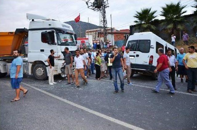 Tır, Servis Minibüsüyle Çarpıştı: 11 Yaralı 3