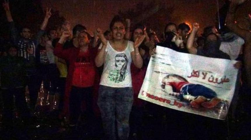 Suriyeli Sığınmacıların Er Meydanı'ndaki Bekleyişleri S&uuml;r&uuml;yor (3)