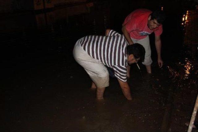 Antalya da Yağmur Sokakları G&ouml;le &Ccedil;evirdi 1