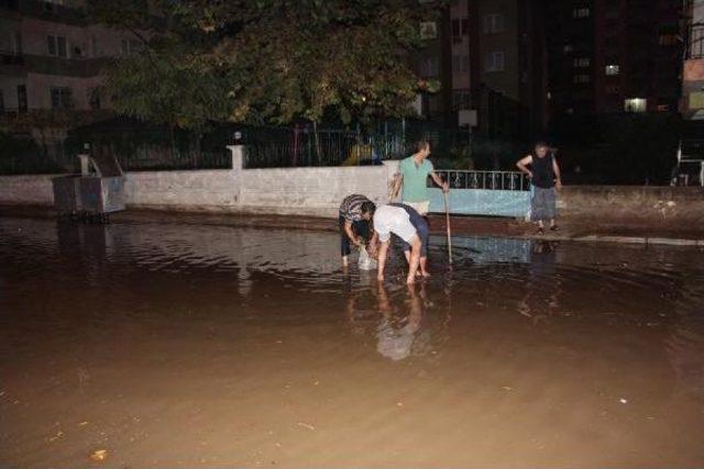 Antalya da Yağmur Sokakları G&ouml;le &Ccedil;evirdi 3