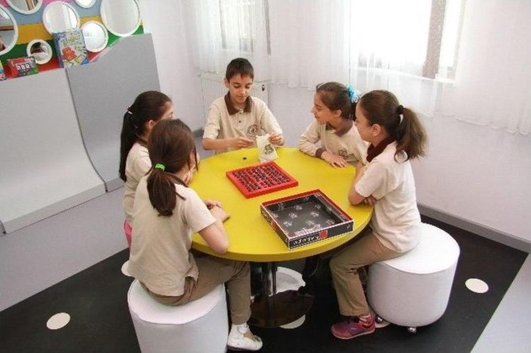 Kağıthaneli &Ccedil;ocuklardan, Renkleri Ayırt Eden Robot