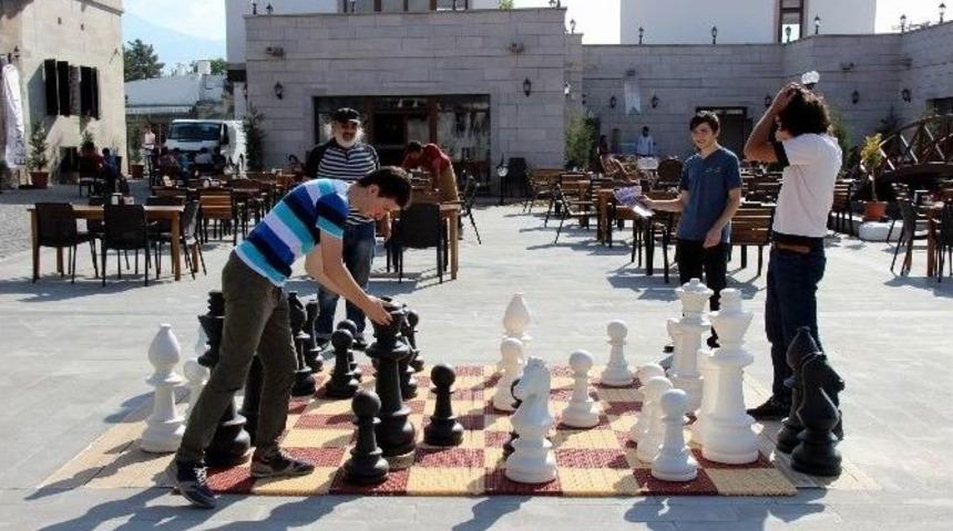 Gen&ccedil;ler &lsquo;sokakta Satran&ccedil; Var&rsquo; Projesi İle Satran&ccedil; Oynamanın Tadını &Ccedil;ıkardı