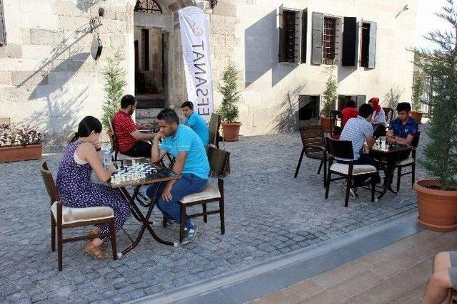 Gen&ccedil;ler &lsquo;sokakta Satran&ccedil; Var&rsquo; Projesi İle Satran&ccedil; Oynamanın Tadını &Ccedil;ıkardı 1