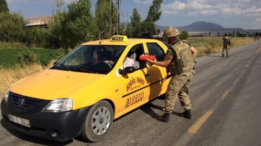 Askerden Yolculara Bayram Şekeri