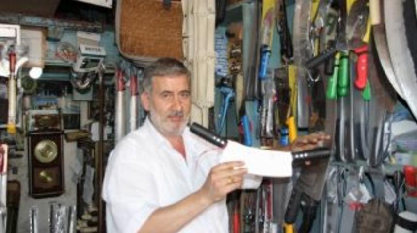 Bı&ccedil;aklar Kurbanlar İ&ccedil;in Bileniyor