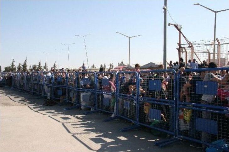Binlerce Suriyeli Ülkelerine Gitmek İçin Öncüpınar’a Akın Etti G4