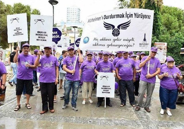 İzmir’de Alzheimer Yürüyüşü