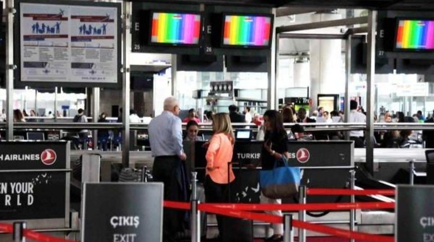 Atat&uuml;rk Havalimanı'nda U&ccedil;uş Bilgi Ekranları Arıza Yaptı