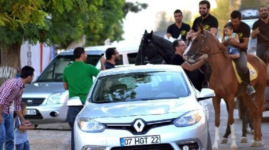 Midyat'ta Binicilerin Şehir Turu B&uuml;y&uuml;k Ilgi G&ouml;rd&uuml;