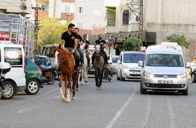 Midyat'ta Binicilerin Şehir Turu Büyük Ilgi Gördü