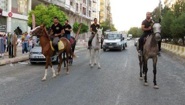 Midyat'ta Binicilerin Şehir Turu Büyük Ilgi Gördü