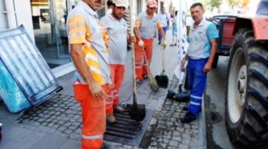 Ayvalık Belediyesi Mazgalları Temizledi