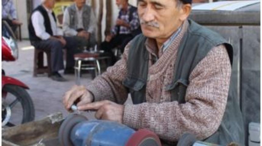 Bı&ccedil;aklar Kurban İ&ccedil;in Bileniyor