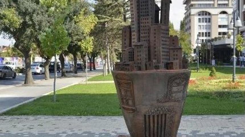 Pişmiş Toprak Heykelleri Kente Renk Katıyor