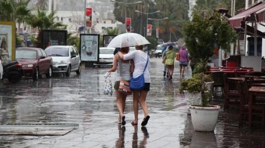 Yağmur Altında Bodrum&rsquo;u Geziyorlar