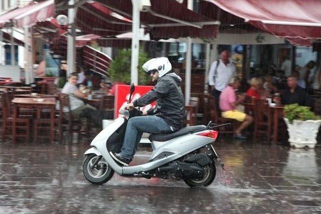 Yağmur Altında Bodrum’u Geziyorlar